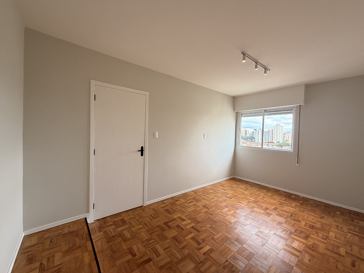 Ambiente do apartamento Altino Arantes 648 com porta e janela